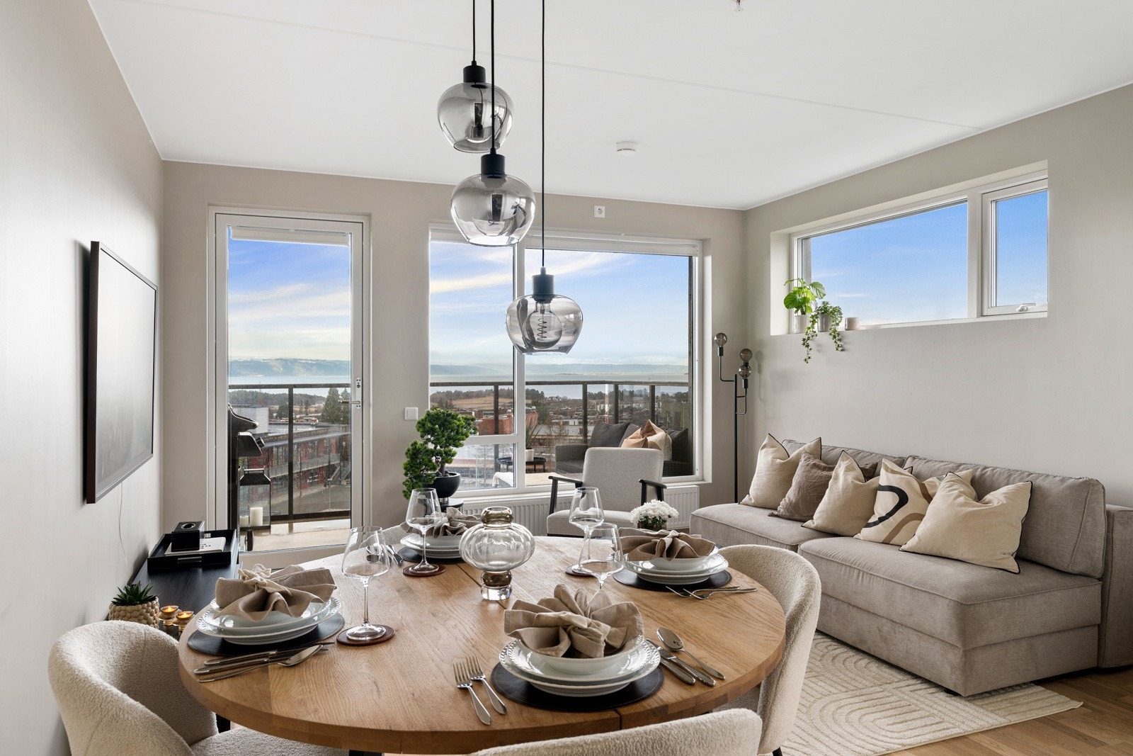 Stuen har store vindusflater som slipper inn rikelig med naturlig lys og gir rommet en åpen atmosfære. Galleribilde