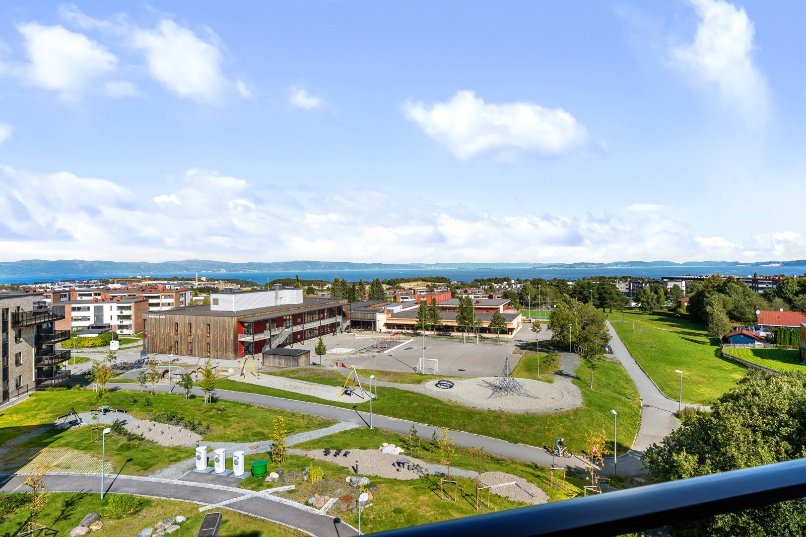 Utsikt mot sameiets fellesarealer og Brundalen barneskole. Galleribilde