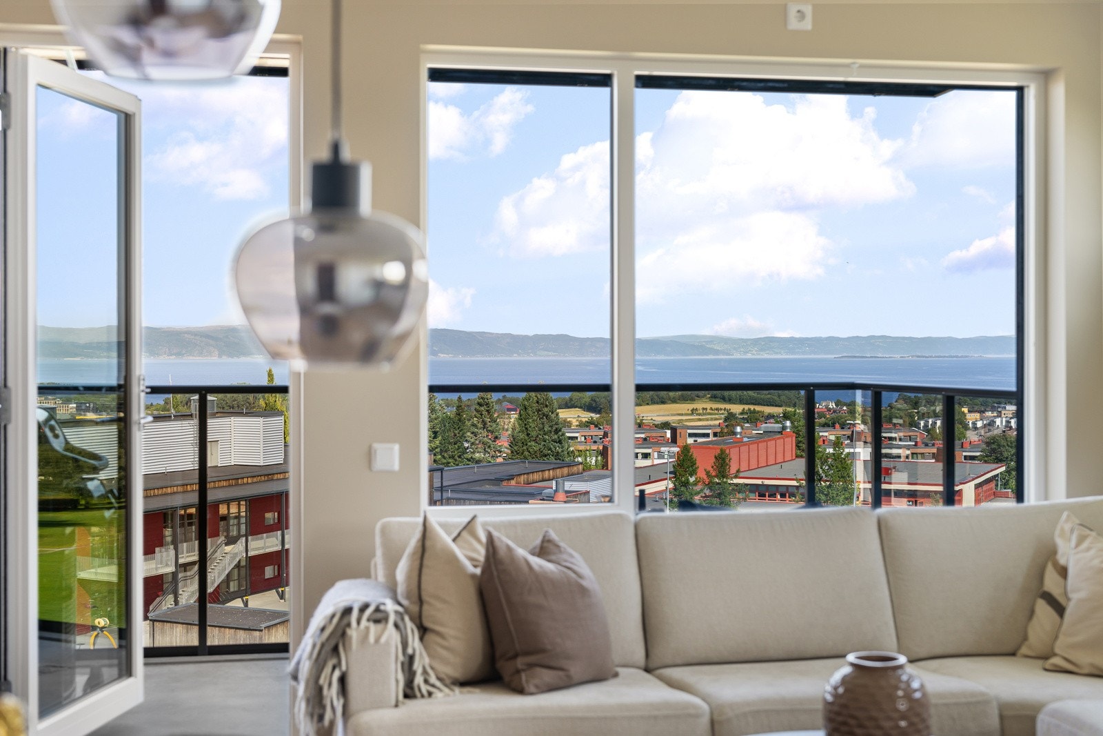 Stuen har direkte utgang til balkongen, hvor man har en fantastisk utsikt mot Trondheimsfjorden. Galleribilde