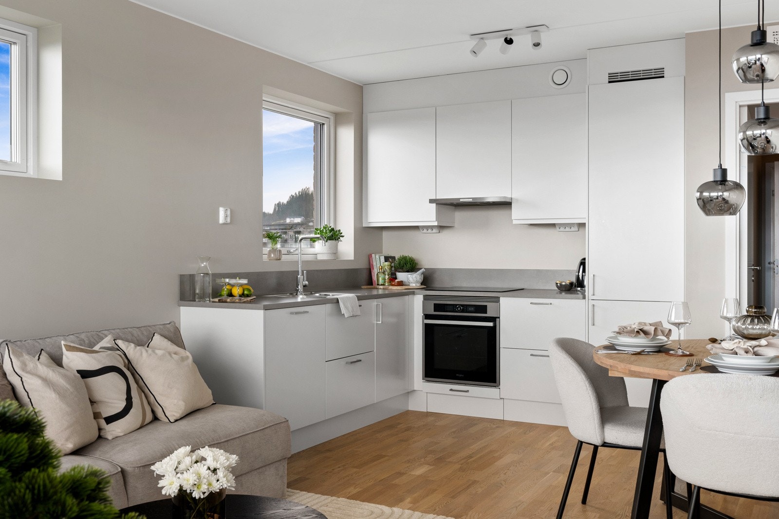 Her er det integrerte hvitevarer som stekeovn, platetopp, oppvaskmaskin, kjøleskap og fryser. Galleribilde