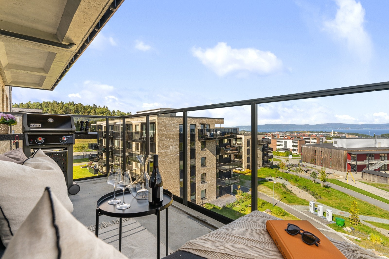 Balkongen måler 9 kvm og har plass til sittegruppe og grill. Galleribilde