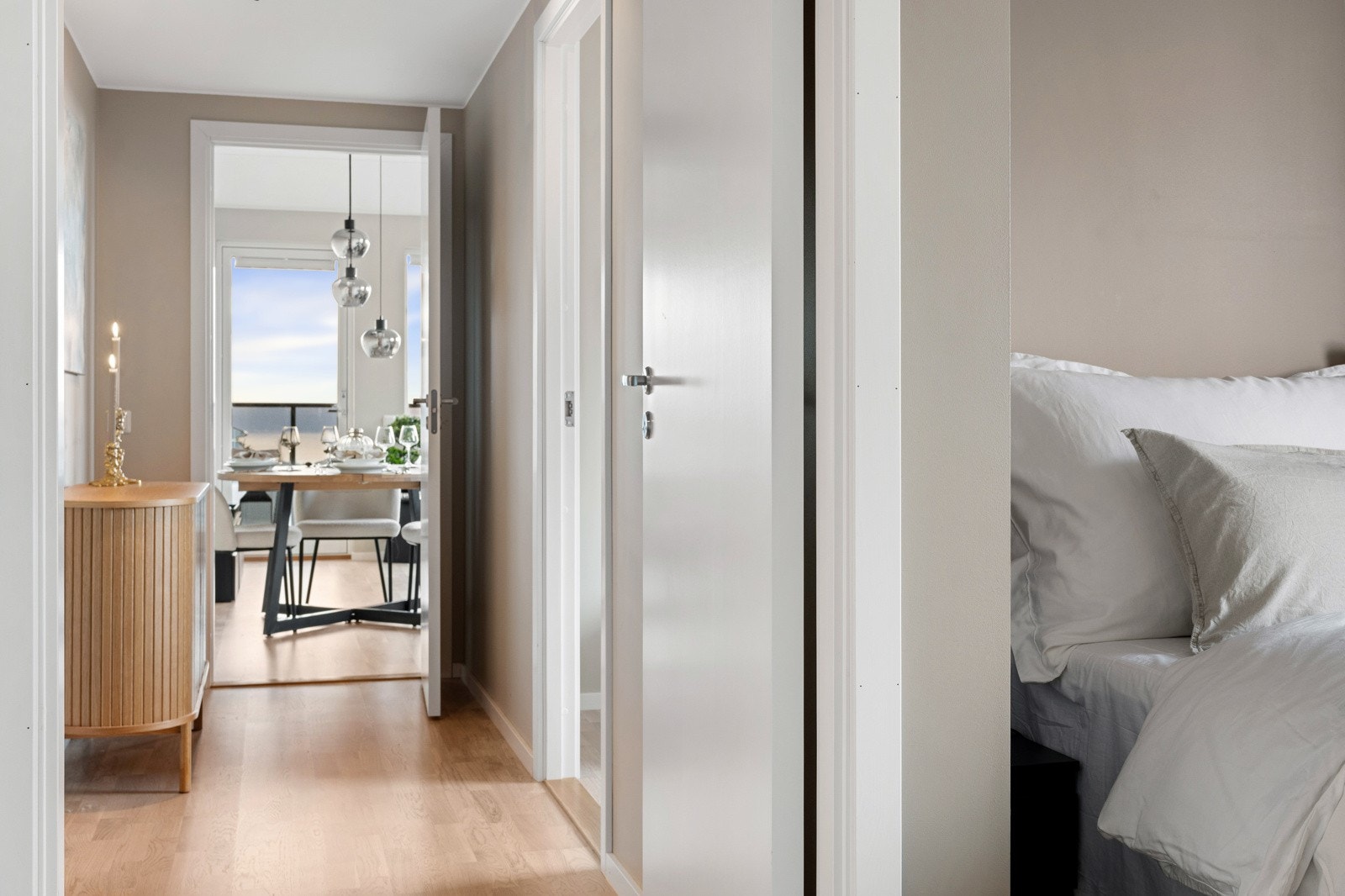 Fra entrèen har man praktisk tilgang til alle rom i boligen. Galleribilde