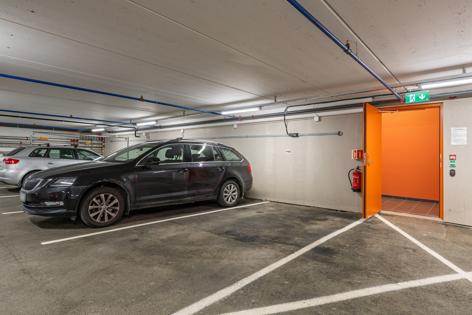 Med boligen medfølger det en fast parkeringsplass i felles garasjekjeller, samt en praktisk kjellerbod på 5,5 kvm. Galleribilde