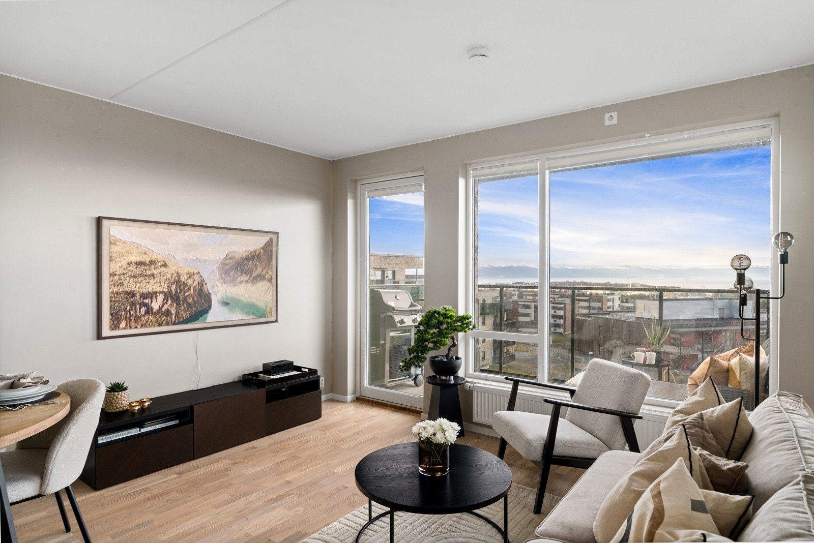 Rommet er malt i duse fargetoner som gjør det enkelt og tilpasse interiøret etter egen stil. Galleribilde