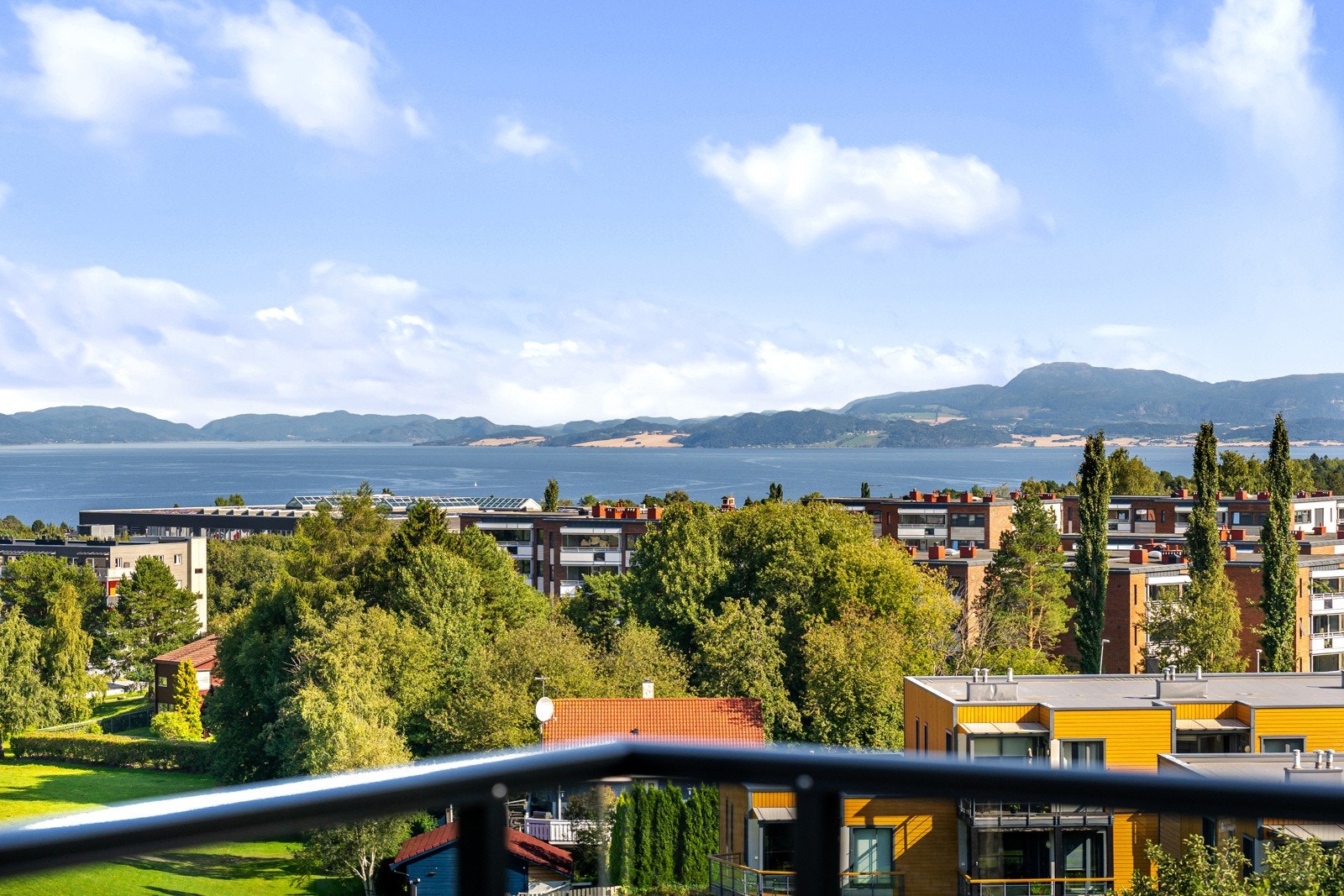 En moderne 3-roms hjørneleilighet med fantastisk sjøutsikt og balkong. Galleribilde