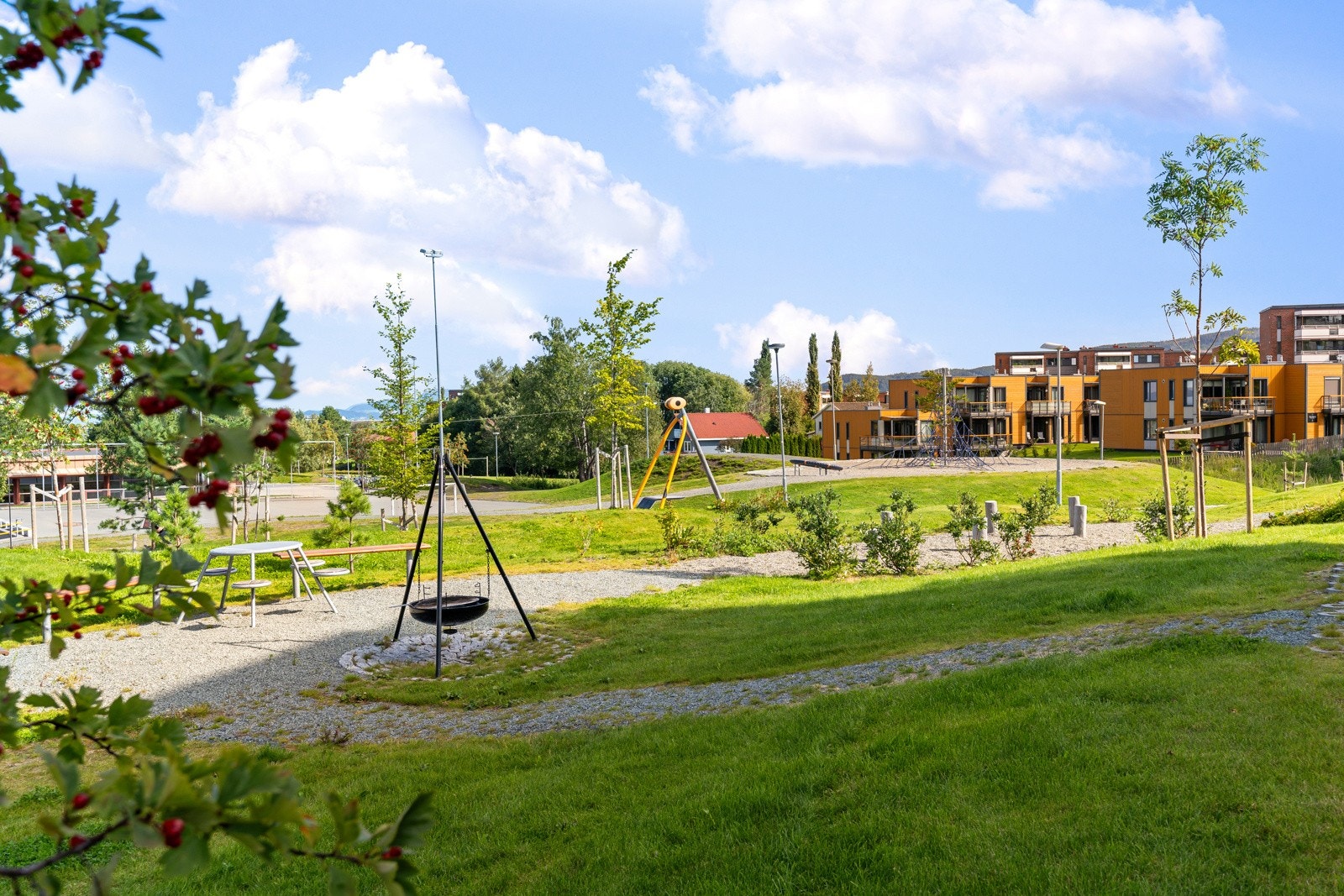 For de minste er området godt tilrettelagt med trygge gangveier, lekeplasser og grønne fellesområder rett utenfor døren. Galleribilde