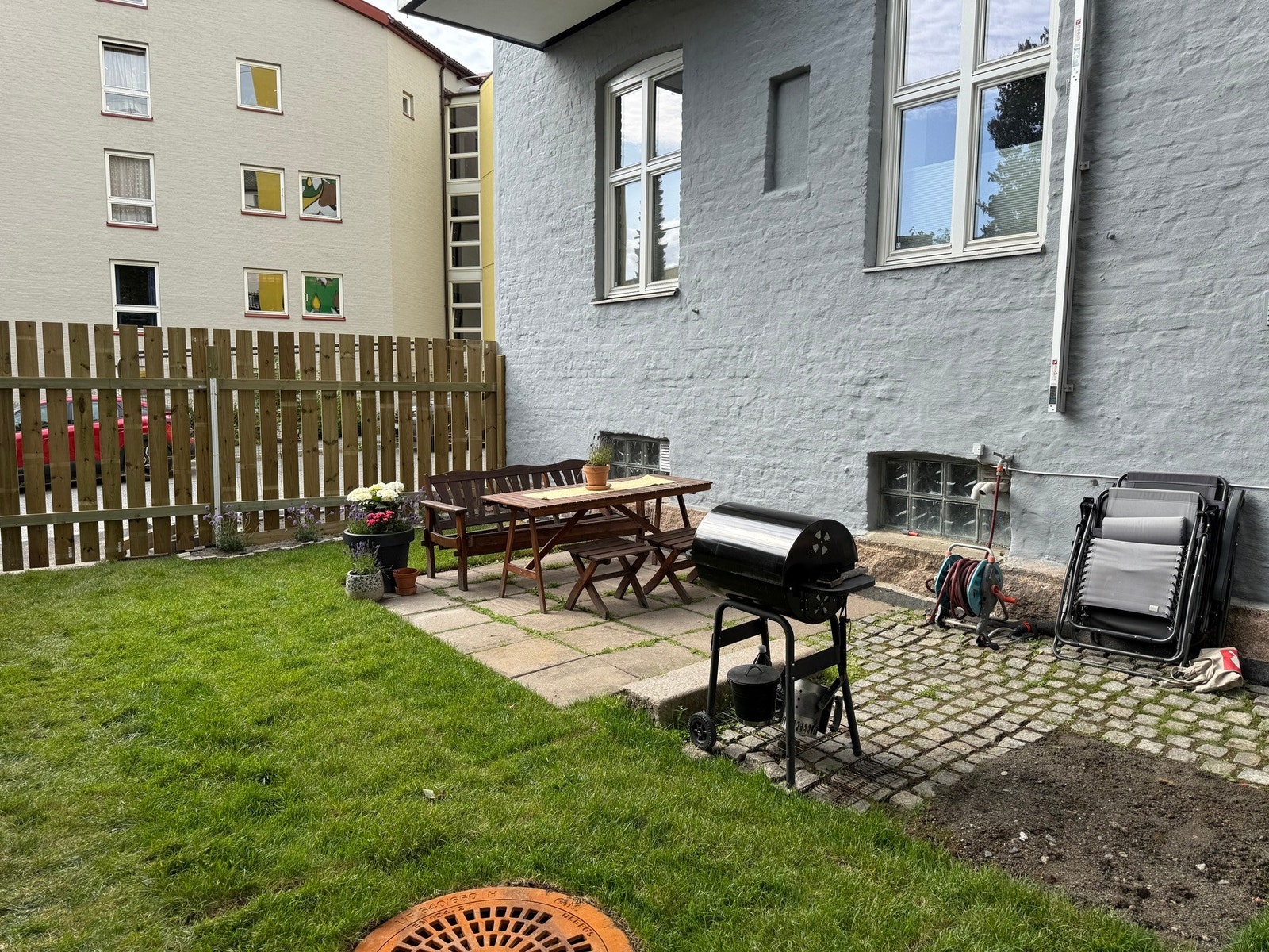 Begge soverommene vender ut mot en stille og rolig bakgård Galleribilde