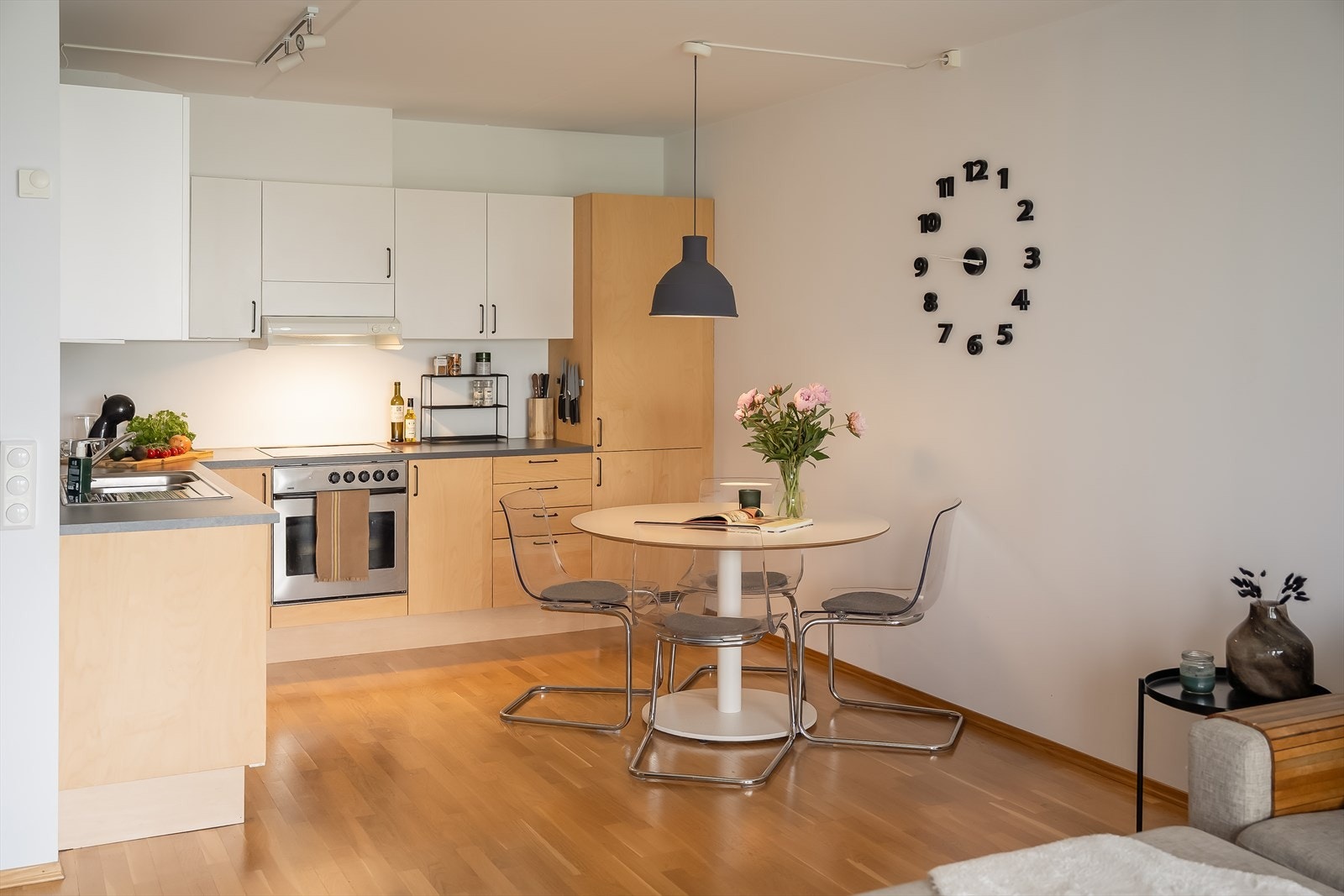 Spiseseksjonen finner sin naturlige plassering mellom kjøkken og stue. Galleribilde