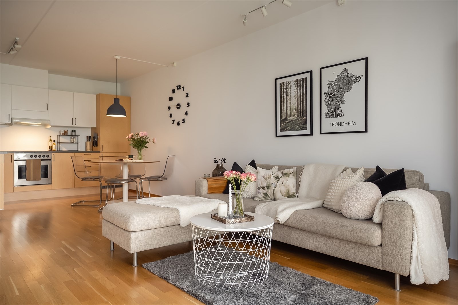 Her får du en åpen stue- og kjøkkenløsning på 25,9 m² med god plass til både sofa- og spisegruppe. Galleribilde