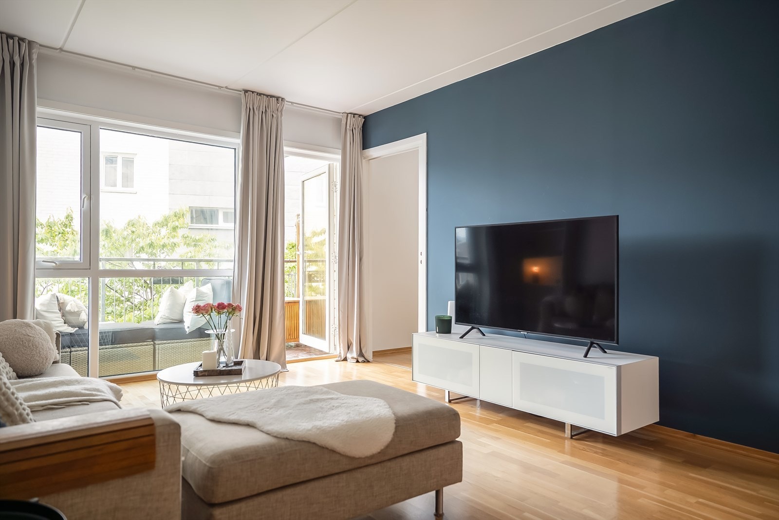 Rause vindusflater gir godt med naturlig lys og skaper en åpen atmosfære. Galleribilde