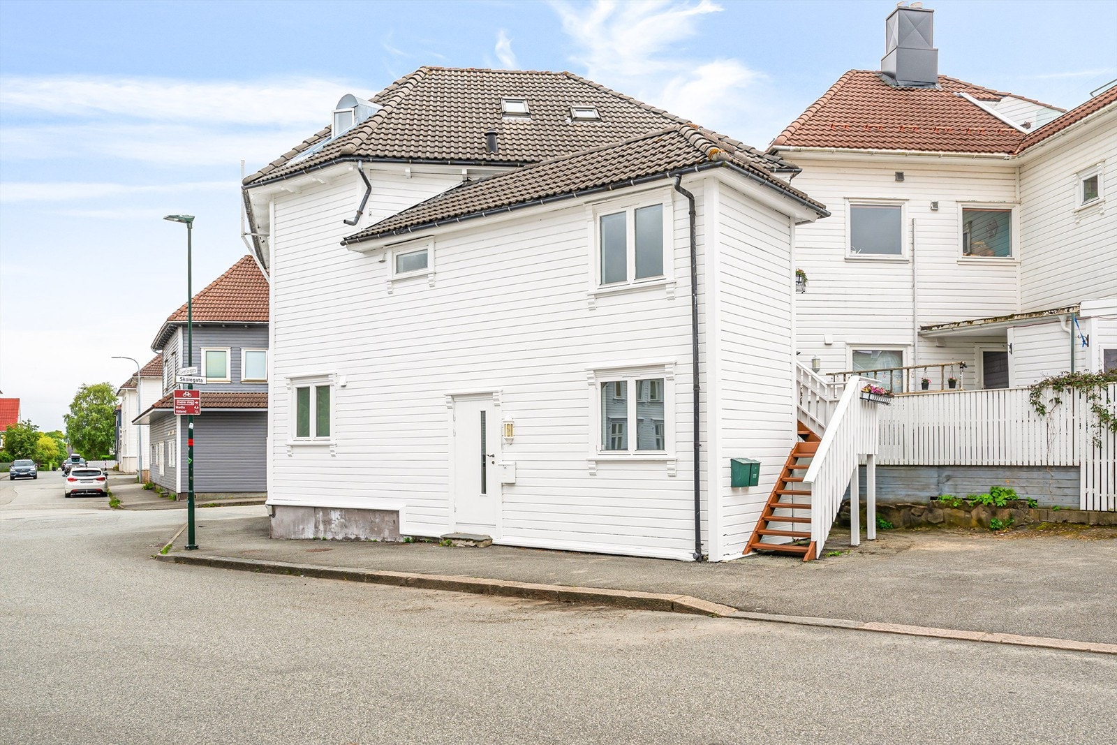 Fasade med trapp opp til leiligheten. Galleribilde