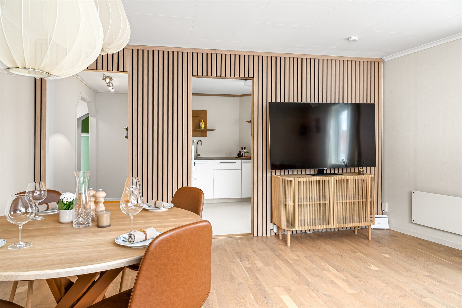 Det er også laget en moderne spilevegg i stue med adkomst inn til kjøkken. Galleribilde