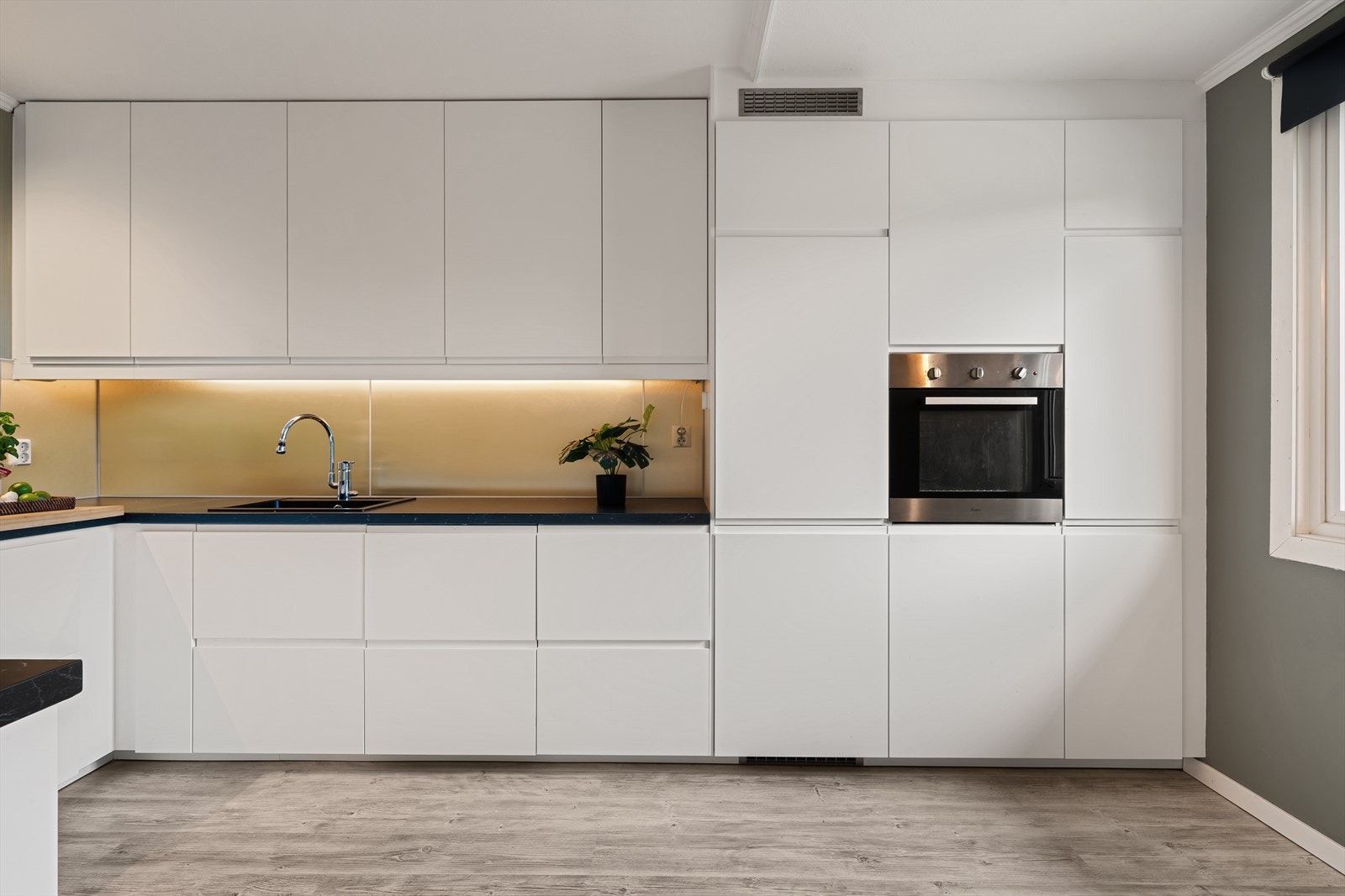 - Tidløs kjøkkeninnredning fra 2019 med slette fronter og benkeplate av laminat - Galleribilde