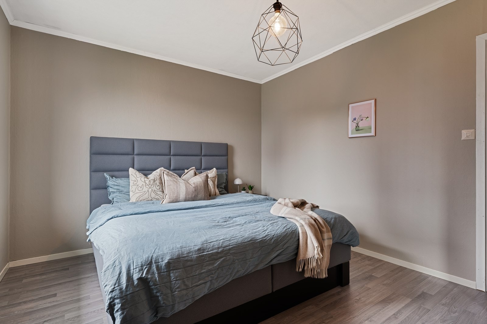 - God plass til seng i ønsket størrelse og tilhørende møblement - Galleribilde