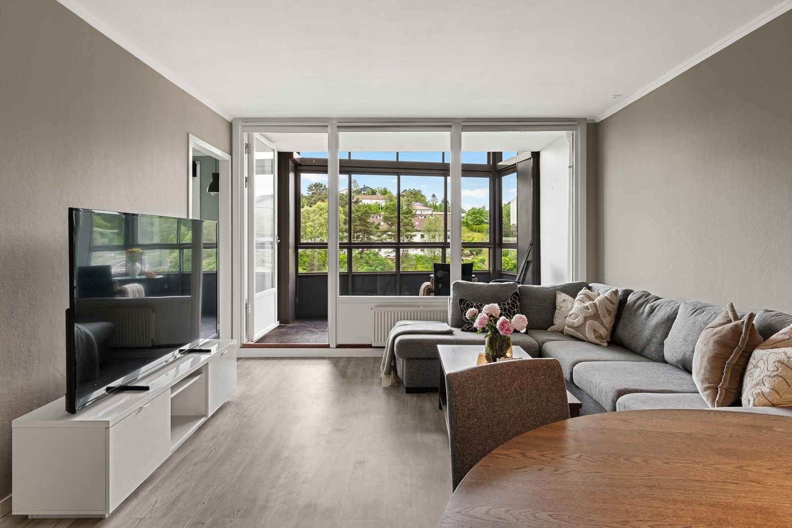 - De generøse vindusflatene sørger for rikelig med verdifullt lysinnslipp og en luftigere romfølelse - Galleribilde