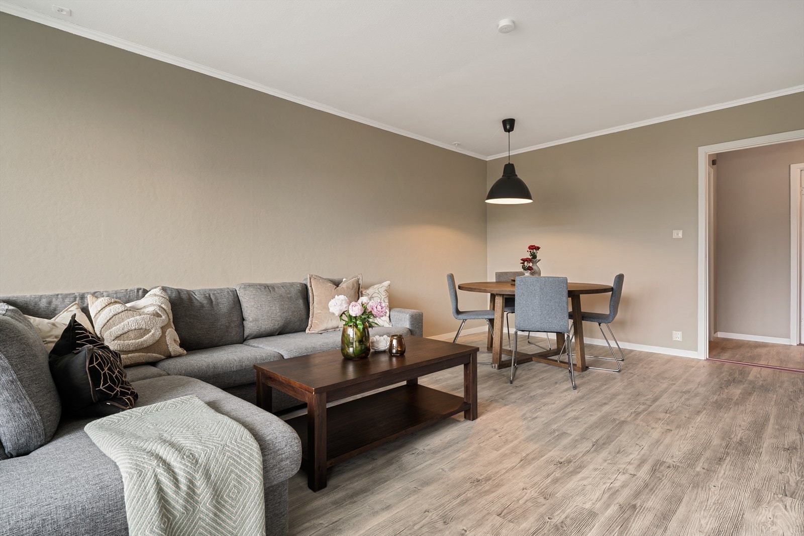 - I 2024 ble vegger i stue og gang pusset opp - Galleribilde