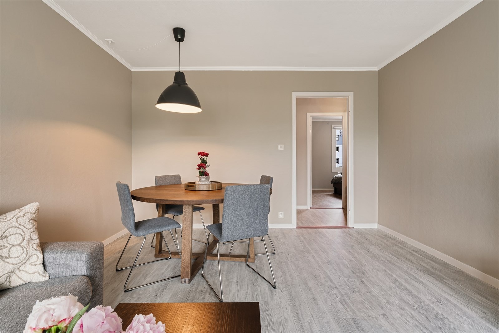 - Stuen strekker seg utover et areal på 20,8m², og kan enkelt innredes i ulike soner - Galleribilde