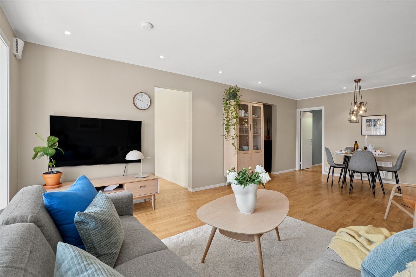 Den gode planløsningen gjør at du har fine møbleringsmuligheter for sofagruppe og spisestue. Galleribilde