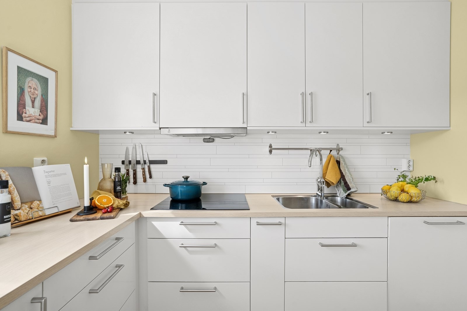 Over benkeplaten er det Kitchenboard for enklere rengjøring og god belysning under overskapene. Et flott kjøkken som inviterer til hyggelige matopplevelser! Galleribilde
