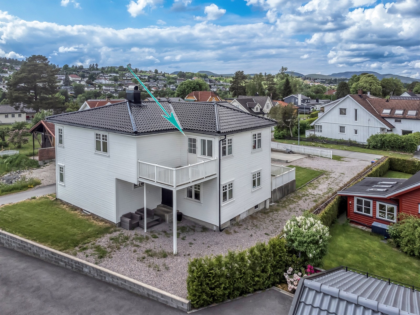 Leiligeten har inngang under terrassen. Terrasse også mot morgensolen i øst. Galleribilde