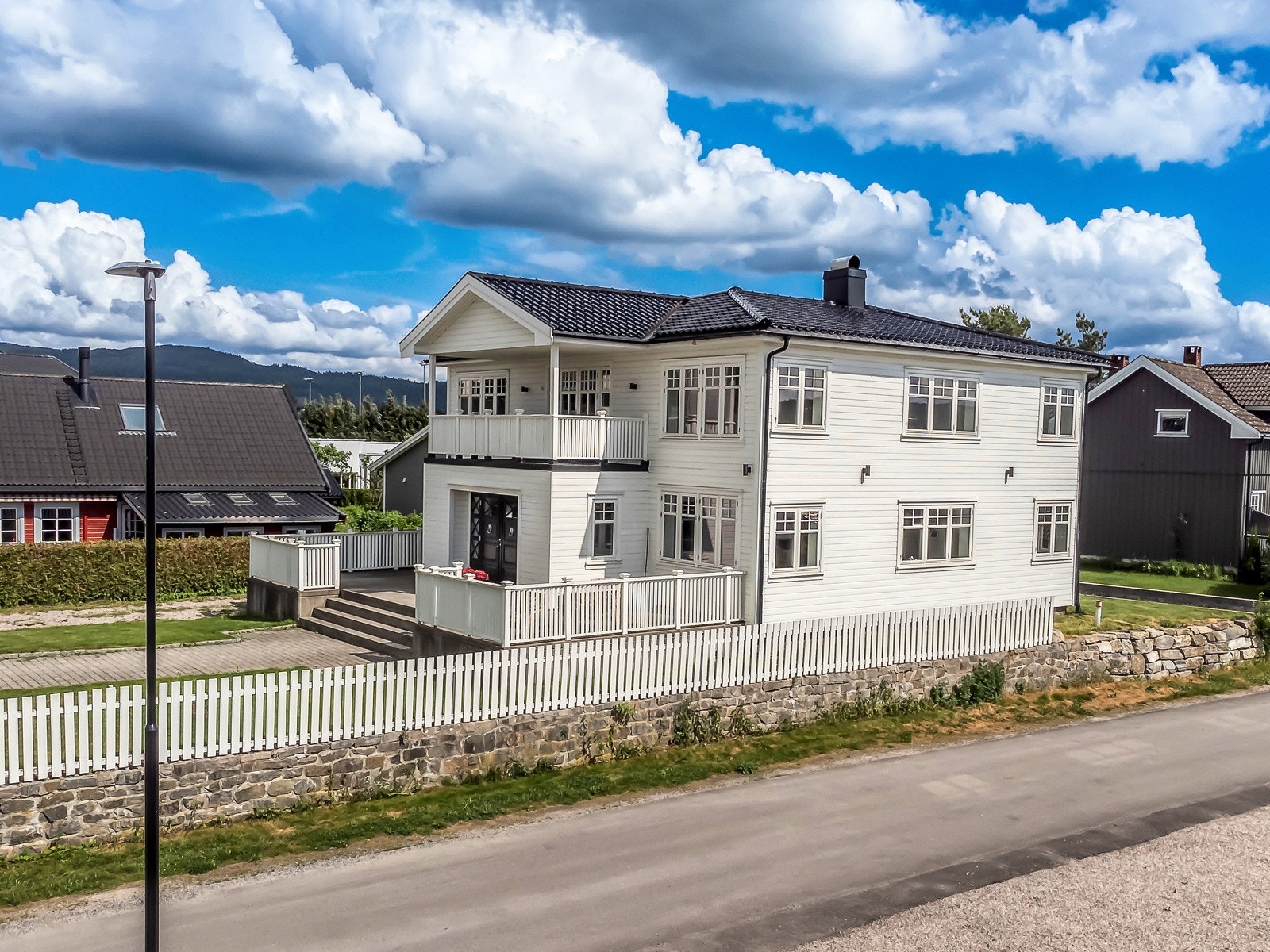 Leiligheten ligger i 2 etasje i en herskapelig 2-mannsbolig. Overbygget vestvendt terrasse over inngangspartiet til leiligheten i 1. etasje. Galleribilde