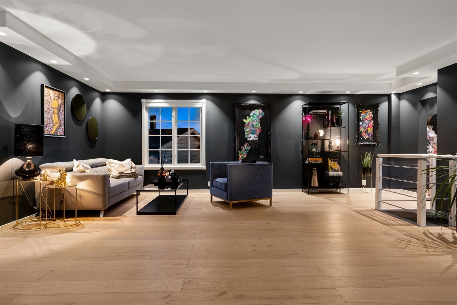 God plass til flere sittegrupper. Galleribilde