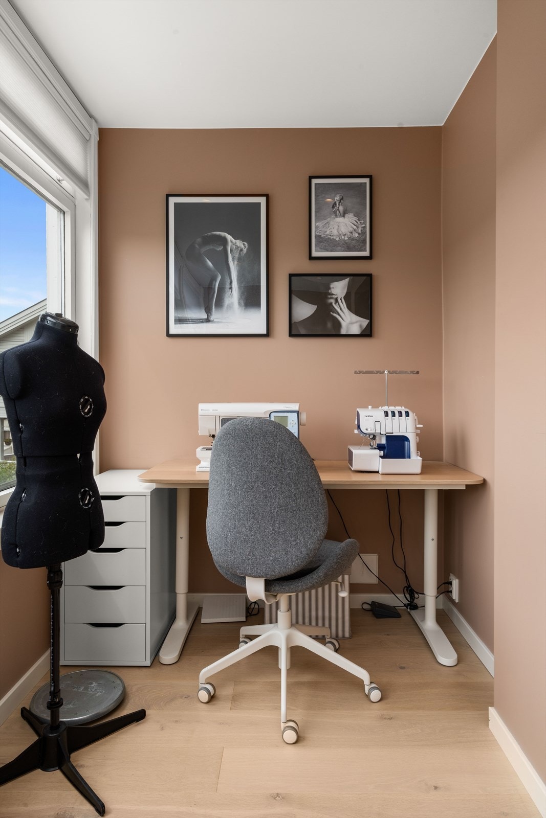 Meget praktisk kontor med 2 solide kontorplasser. Galleribilde