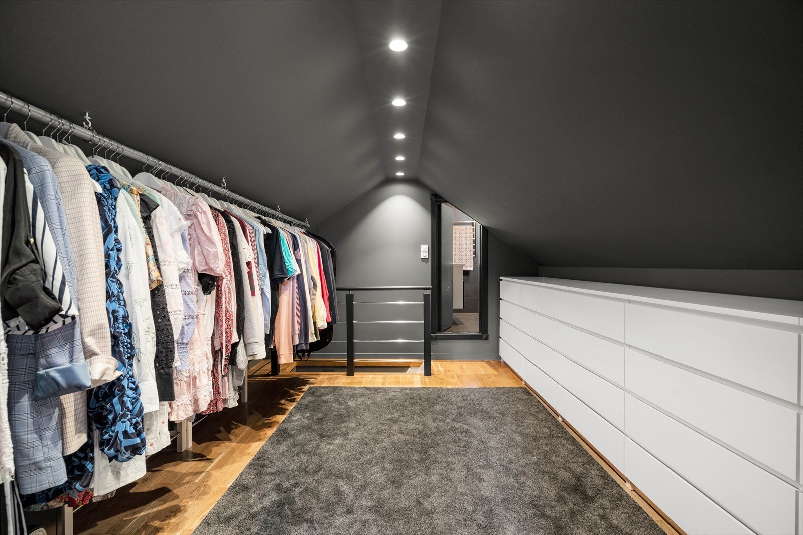 I tilknytning til hovedsoverom er det walk-in-closet og eget bad. Galleribilde