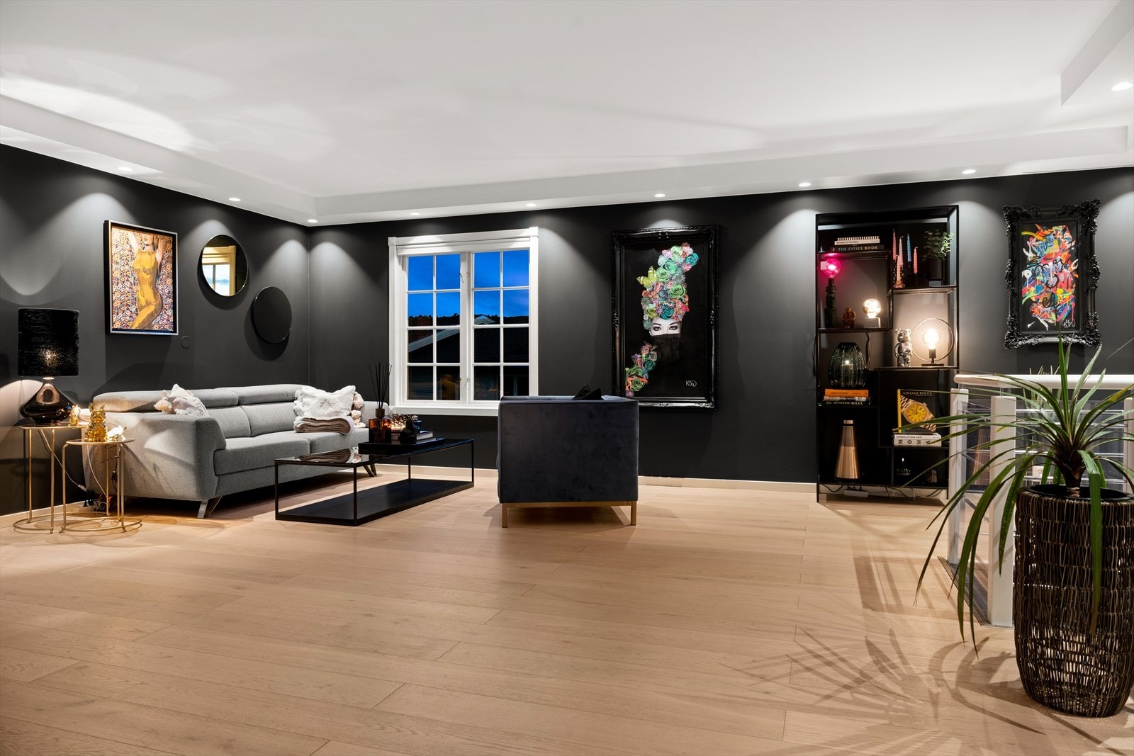 God plass til sofa med tilhørende møblement og sittegruppe. Galleribilde