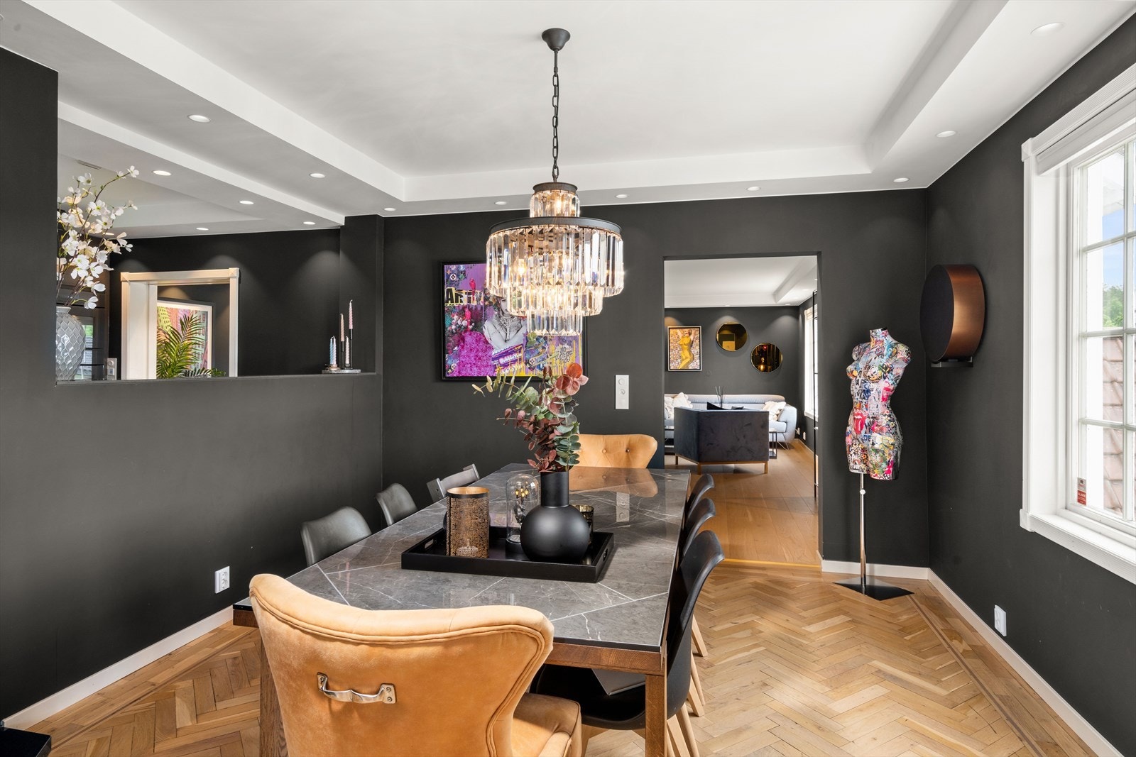 Boligen fremstår som meget stilren. Galleribilde