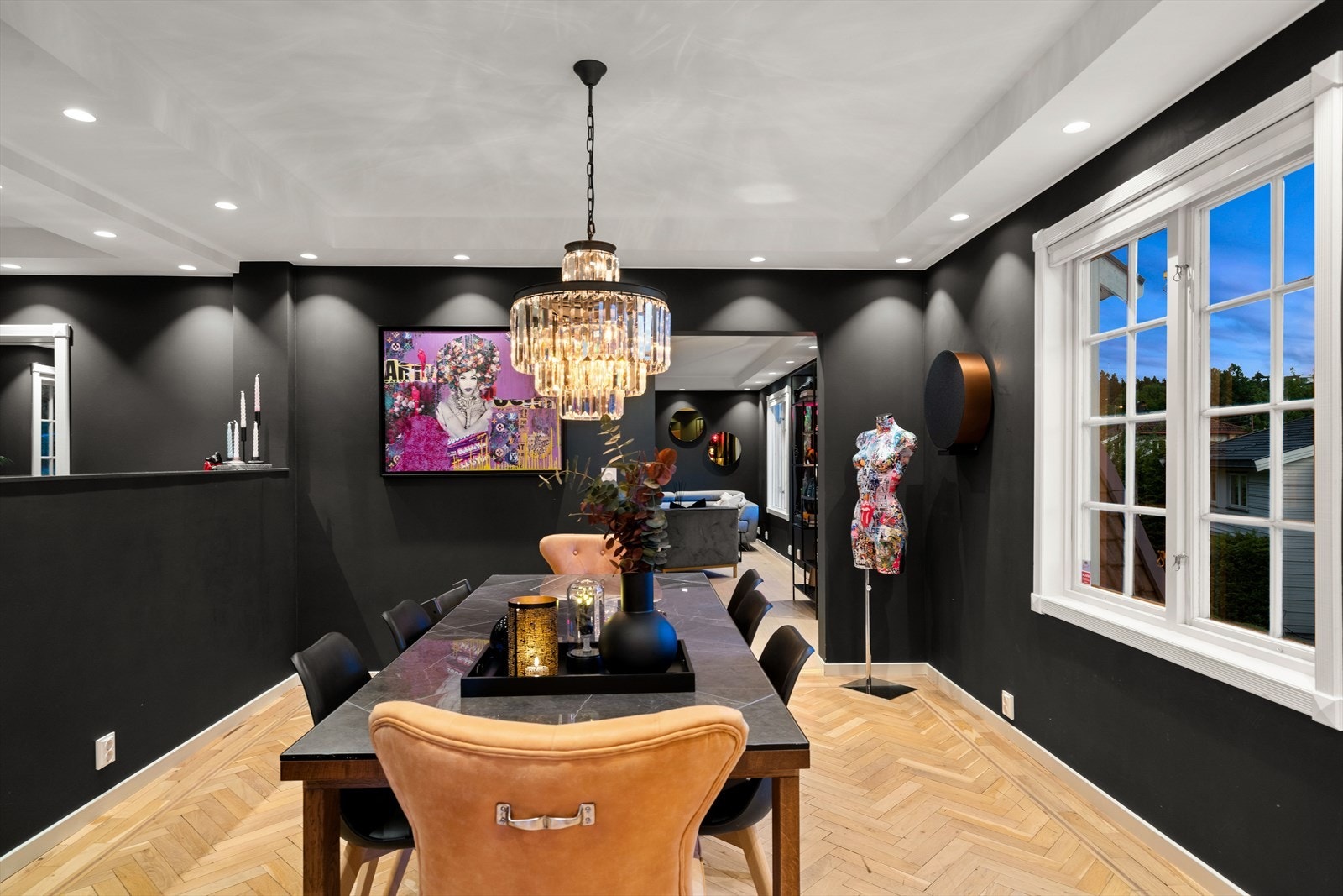 Romslig stue med god plass til spisebord. Galleribilde