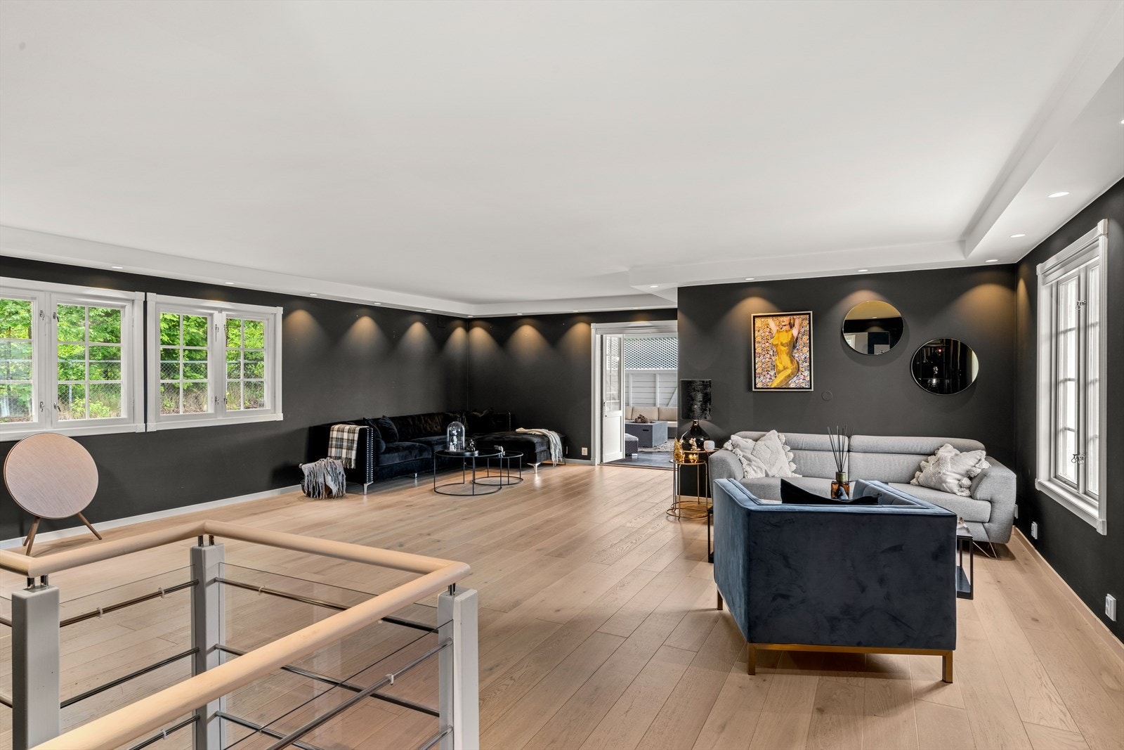 De store vindusflatene slipper inn godt med naturlig lys fra flere kanter. Galleribilde