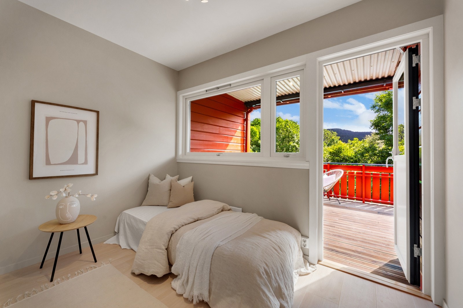 Soverom 3 med utgang til terrasse og hage. Galleribilde