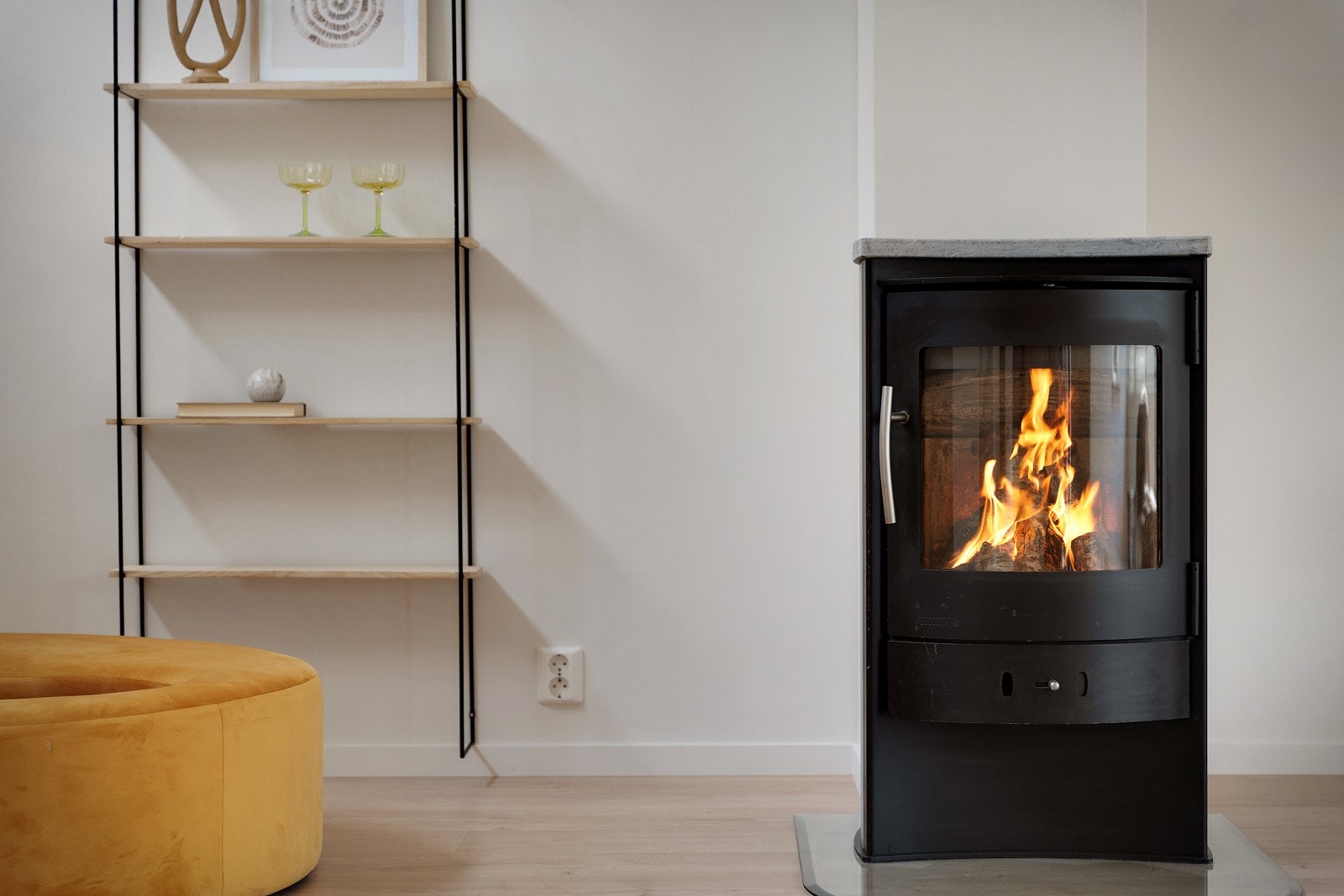 Moderne, rentbrennende peisovn. Galleribilde