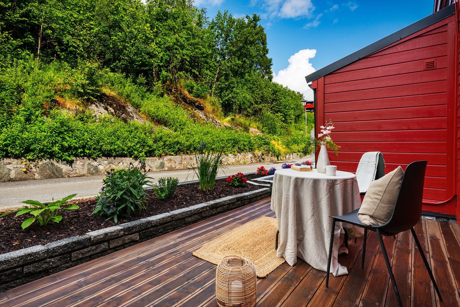 Terrasse mot øst. Her kan du nyte morgensolen, og gjerne slå av en prat med de hyggelige naboene. Galleribilde