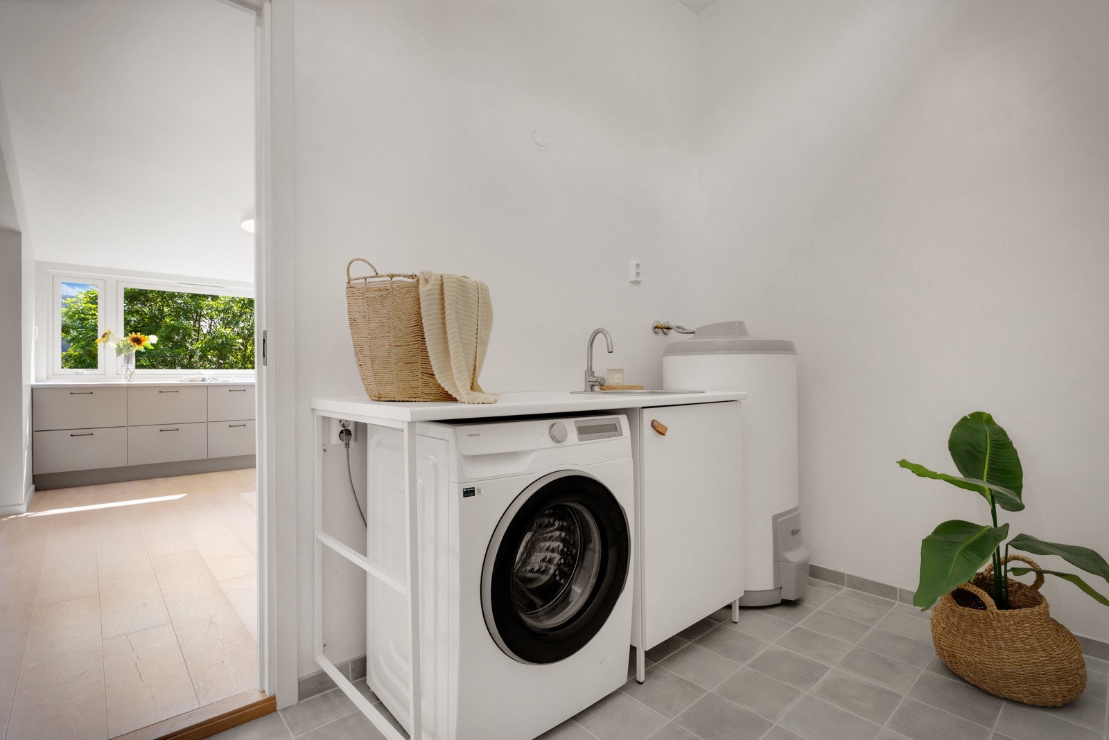 Vaskerom med varmekabler i gulv. Bak dette finner du en bod på 6,5 kvm med egen inngangsdør fra inngangspartiet. Det hele er veldig praktisk i hverdagen. Galleribilde