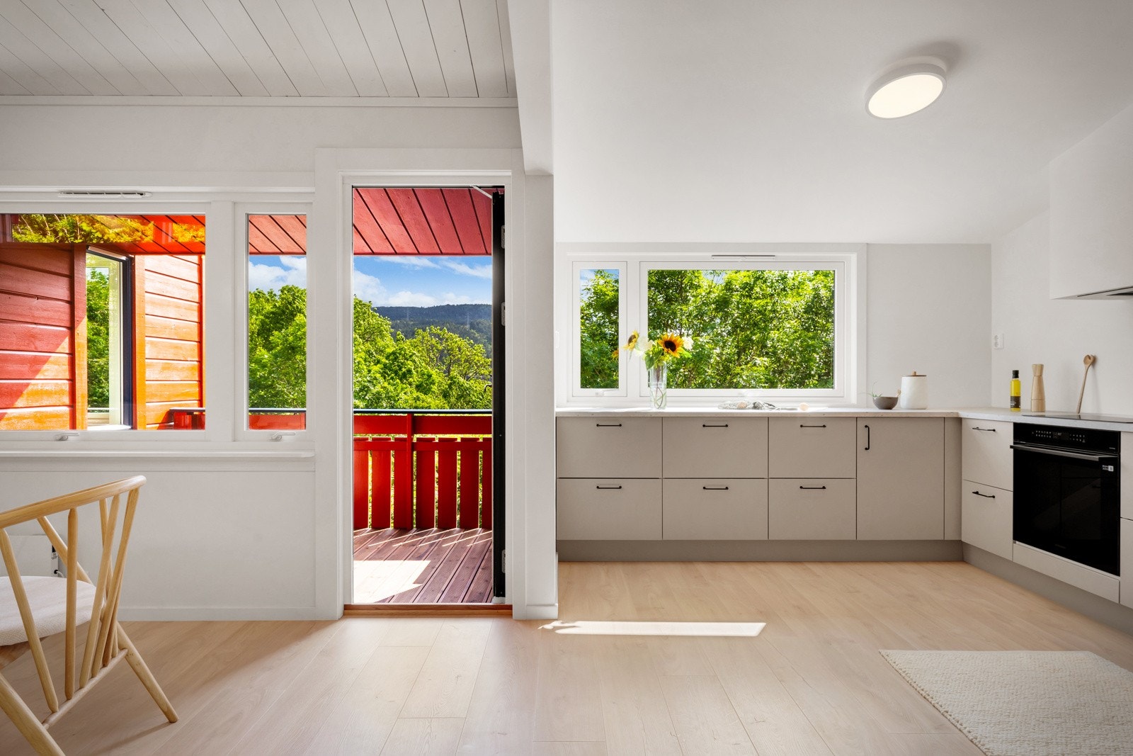 Utgang til altan mellom kjøkken og stue. Galleribilde