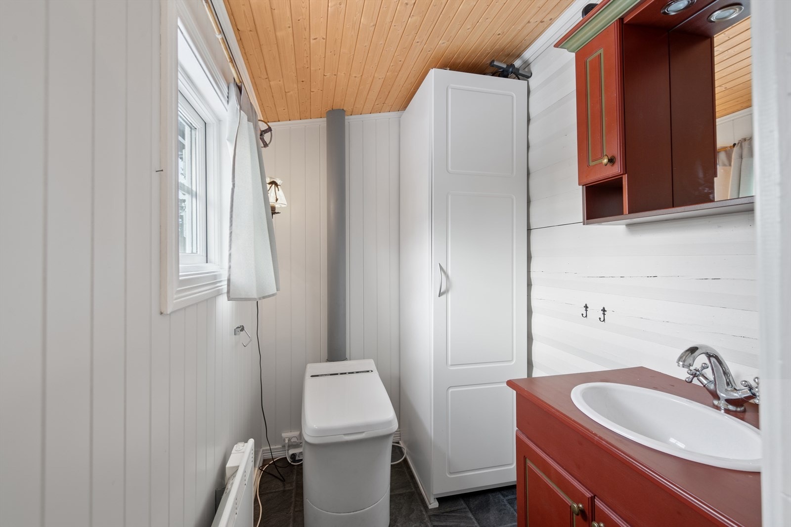 Toalettrommet er utstyrt med bla. Cindarella forbrenningsdo. Galleribilde