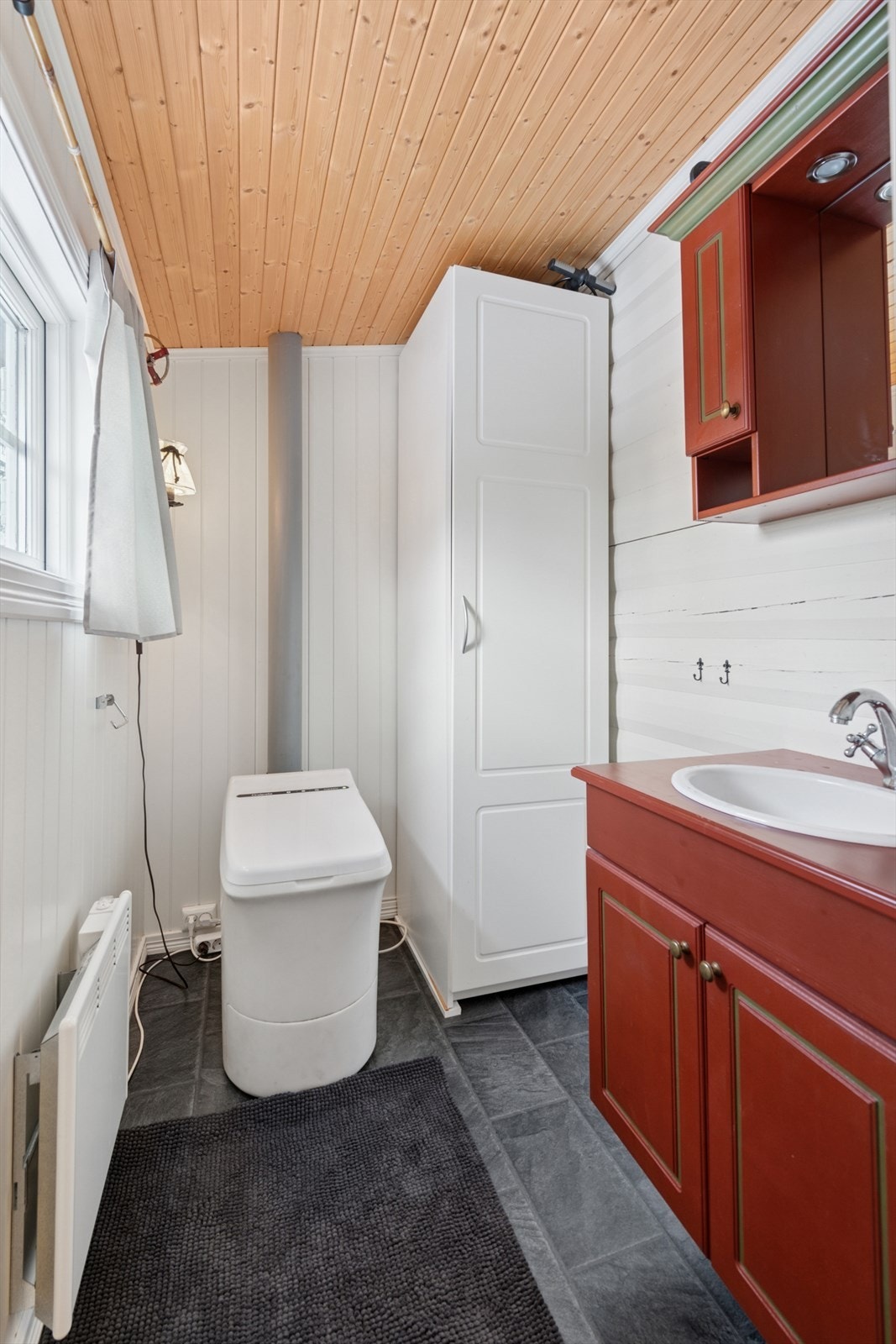 Rommet er også innredet med baderomsinnredning med servant i, samt høyskap. Galleribilde