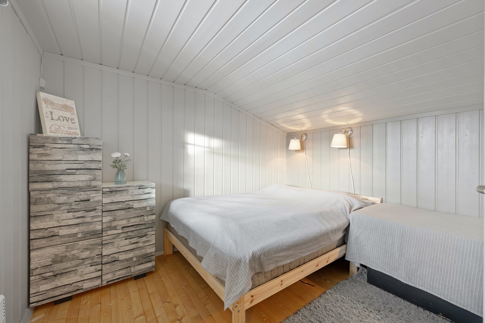 Det er to soverom i hytta. Galleribilde