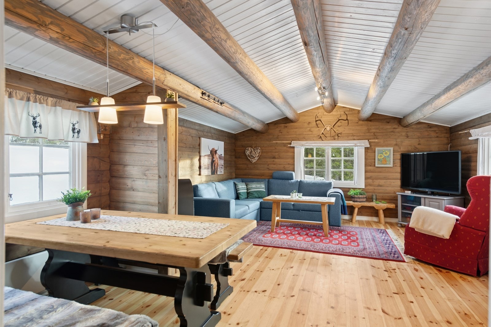 Stuen har en god størrelse med rom for møblering i flere soner. Galleribilde