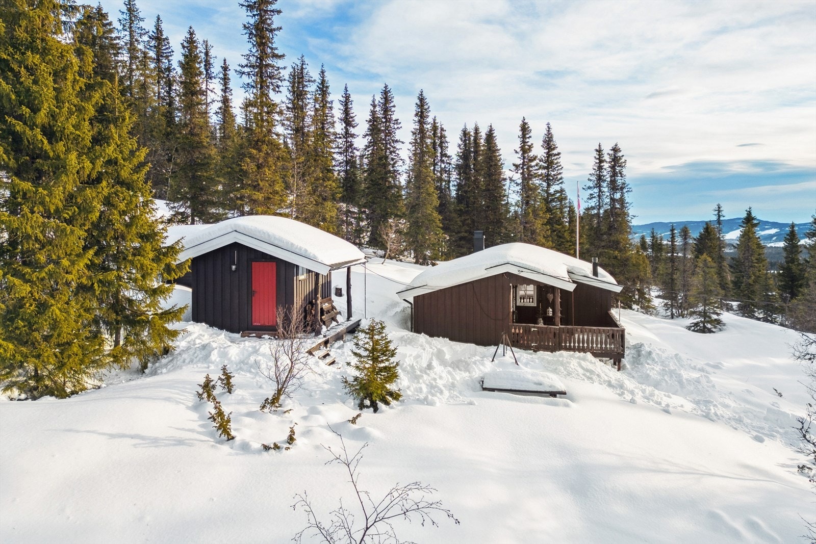 Hytta fra 1961 ligger på romslig eiendom på ca. 2 215 kvm, iht. skylddelinger. Galleribilde