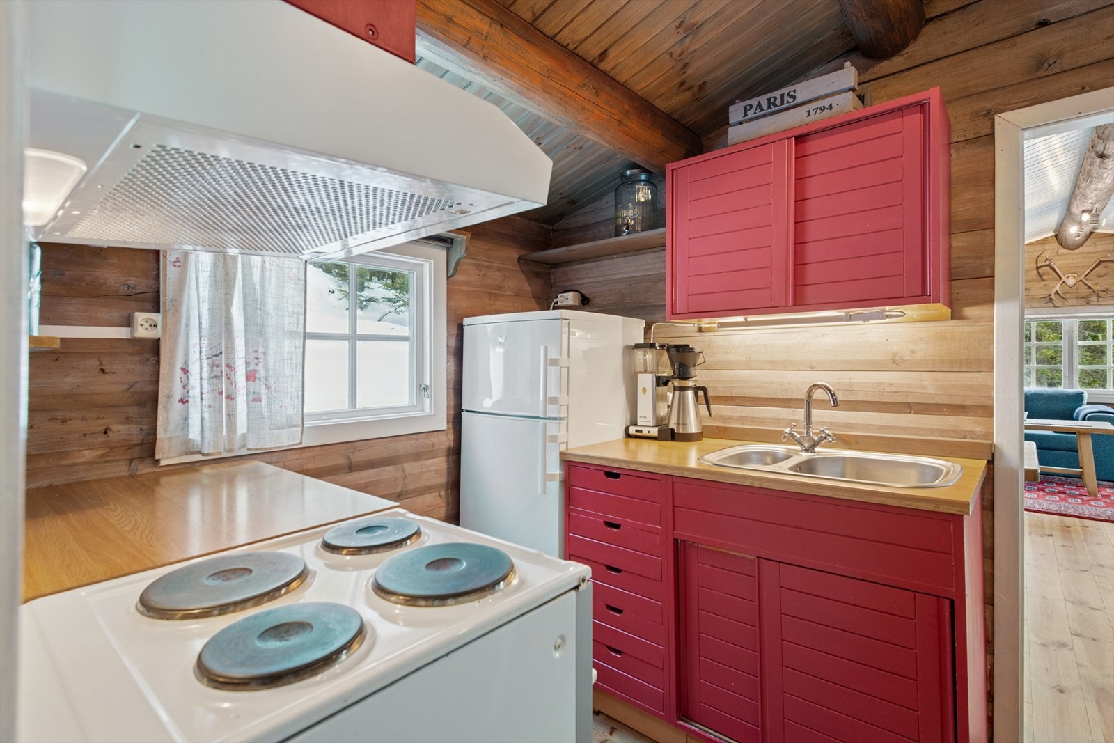 Det er plass til både komfyr og kjøleskap. Hvitevarer følger eiendommen. Galleribilde