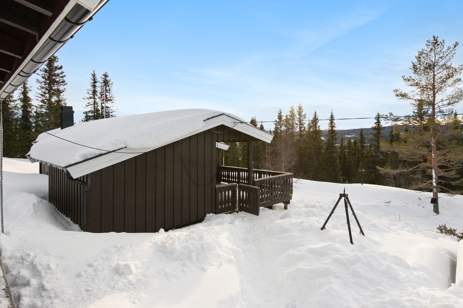 Romslig eiendom fordelt på to tomter, som i følge eldre skylddelinger er på tilsammen være på 2 215 kvm. Galleribilde