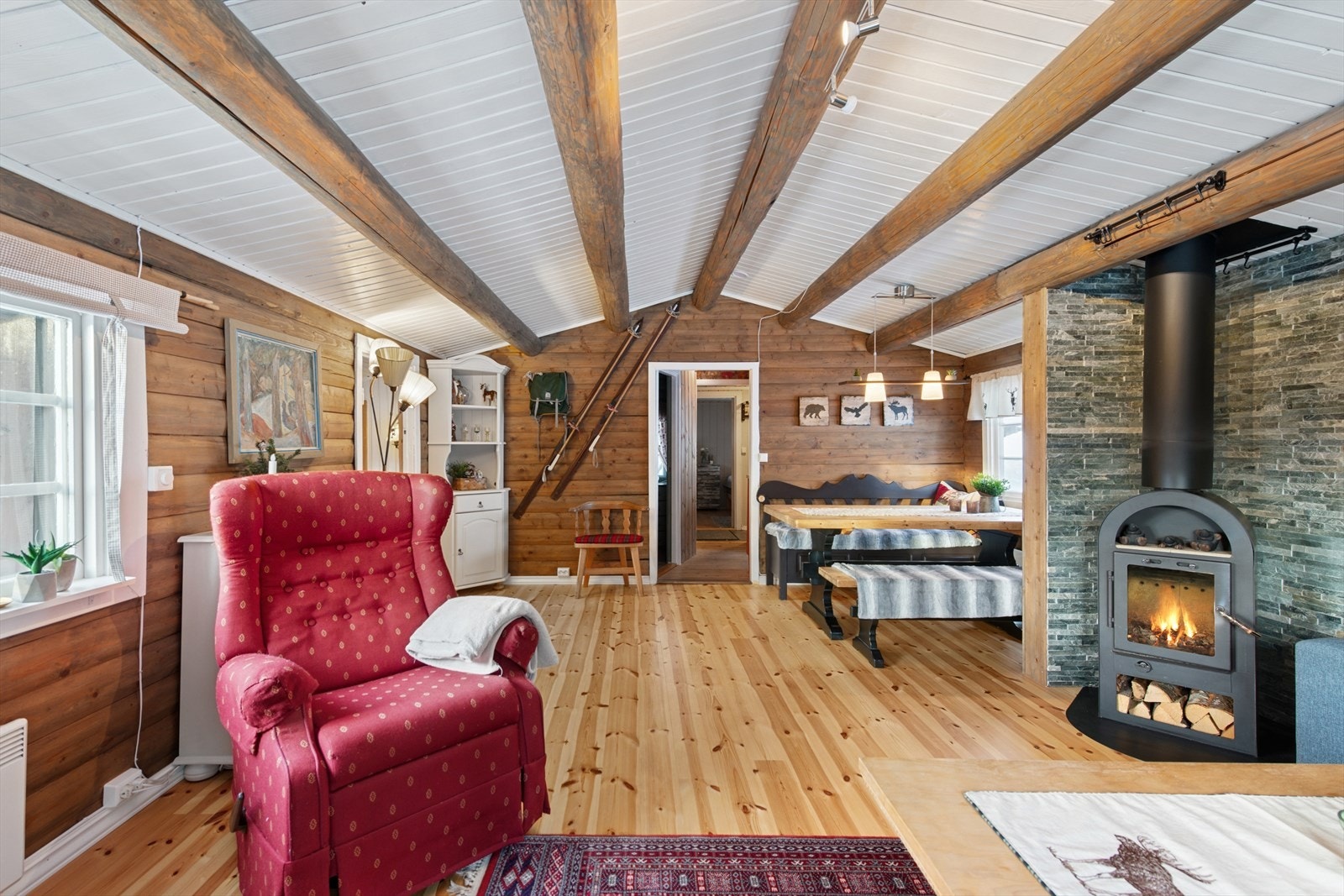 Peisovn i stuen gir både ekstra varme og hygge. Galleribilde