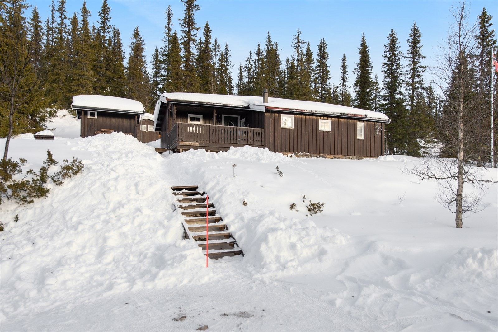 Plass til parkering på nedsiden av hytta, med veg opp fra Nord-Torpvegen. Galleribilde