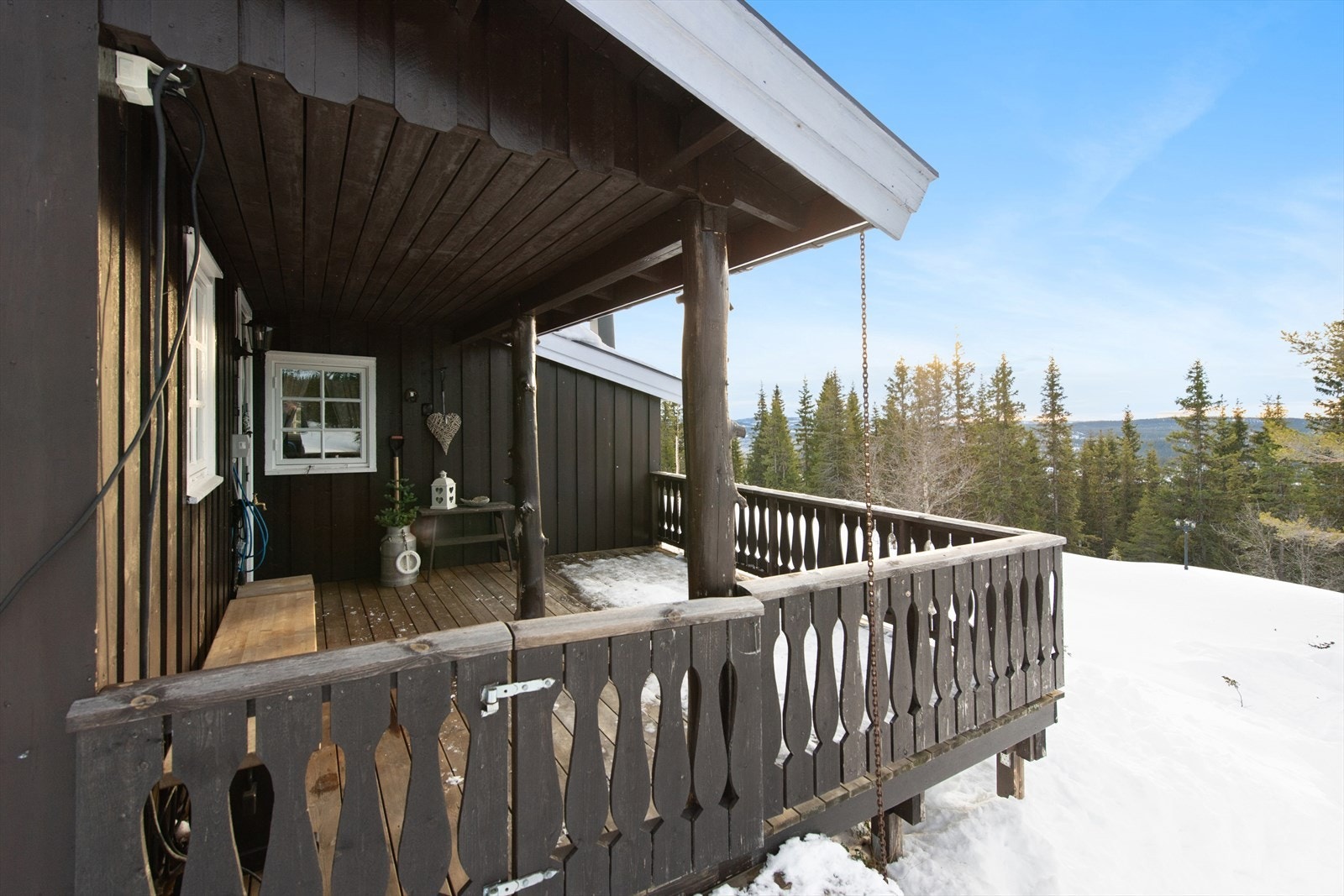 Hytte med usjenert og solrik beliggenhet i naturskjønne omgivelser. Galleribilde