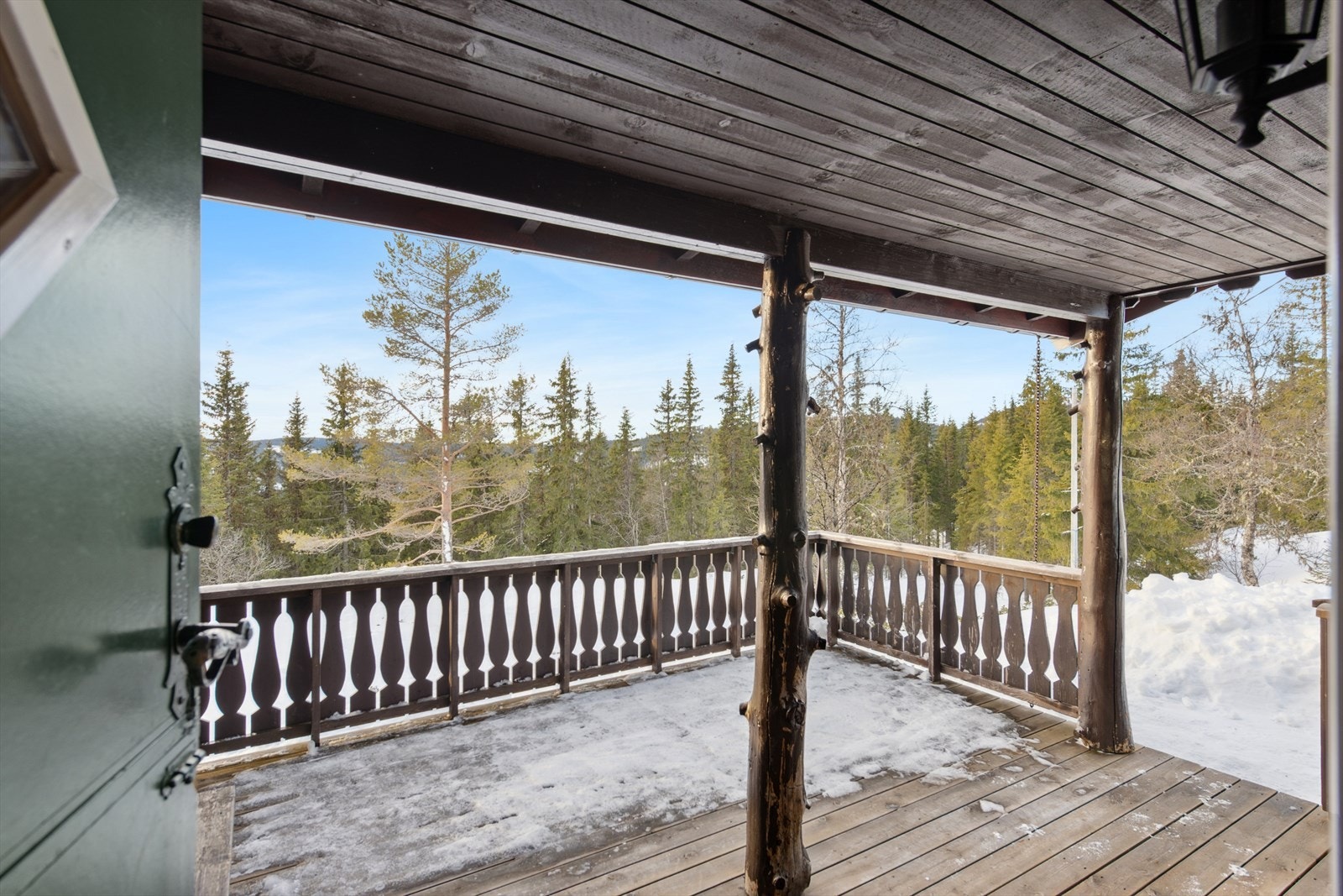 Delvis overbygget inngangsparti/ terrasse hvor godværsdager kan nytes sammen med fin natur utsikt. Galleribilde
