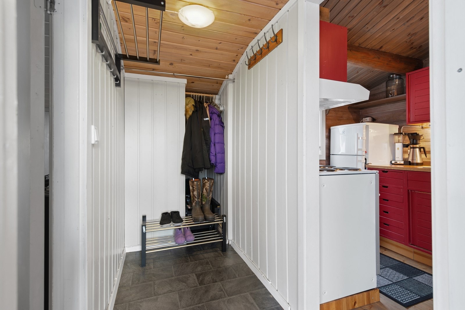 I entréen er det plass til å sette skoene og henge yttertøyet. Galleribilde