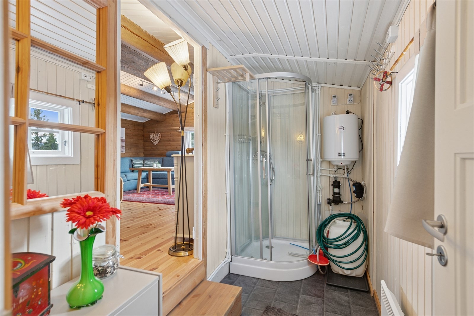 I gangen utenfor dorommet, er det montert dusjkabinett. Galleribilde